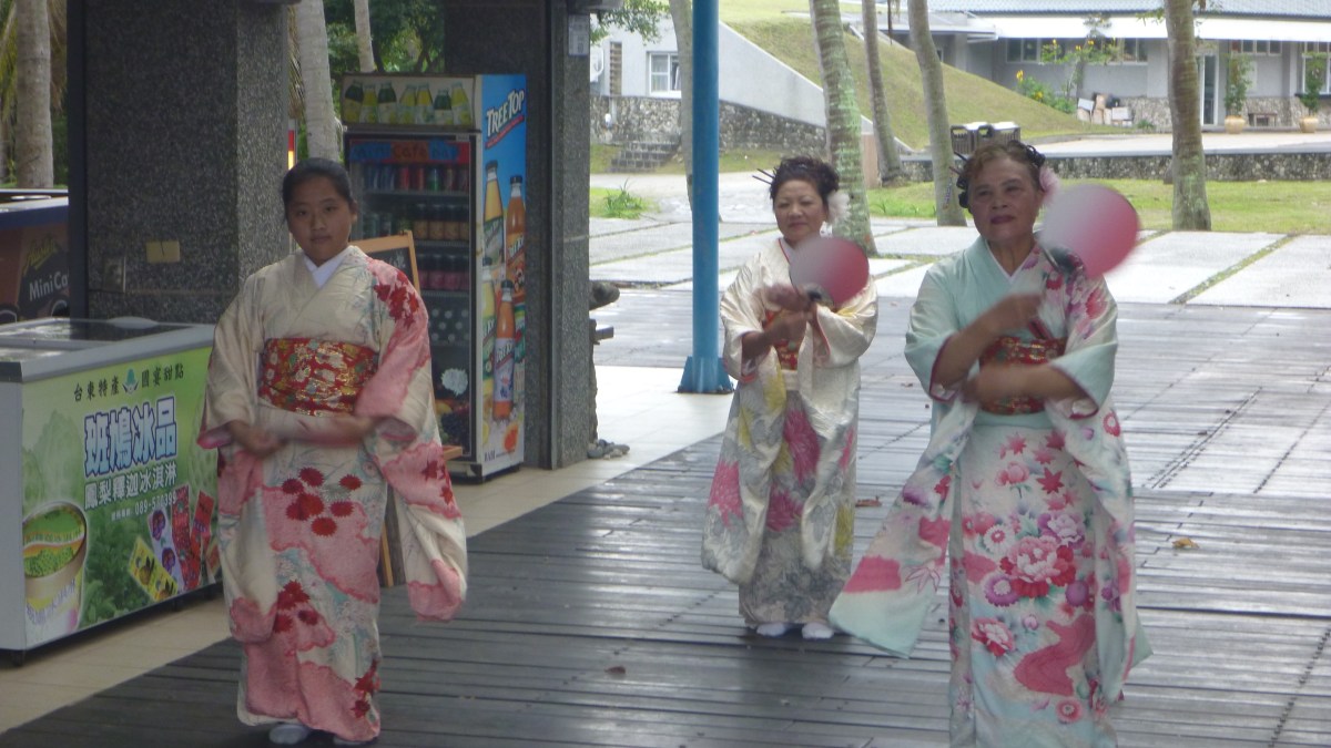 Japanese dancers at Xiaoyeliu