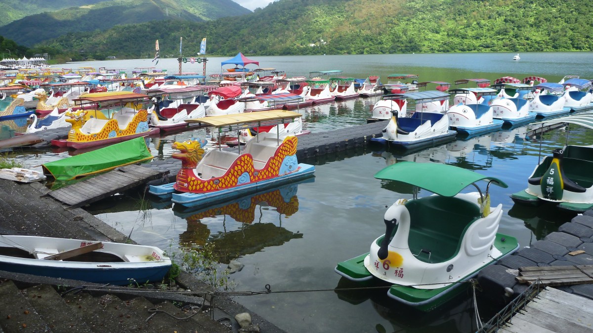 Paddle boats at Liyu (carp Lake)